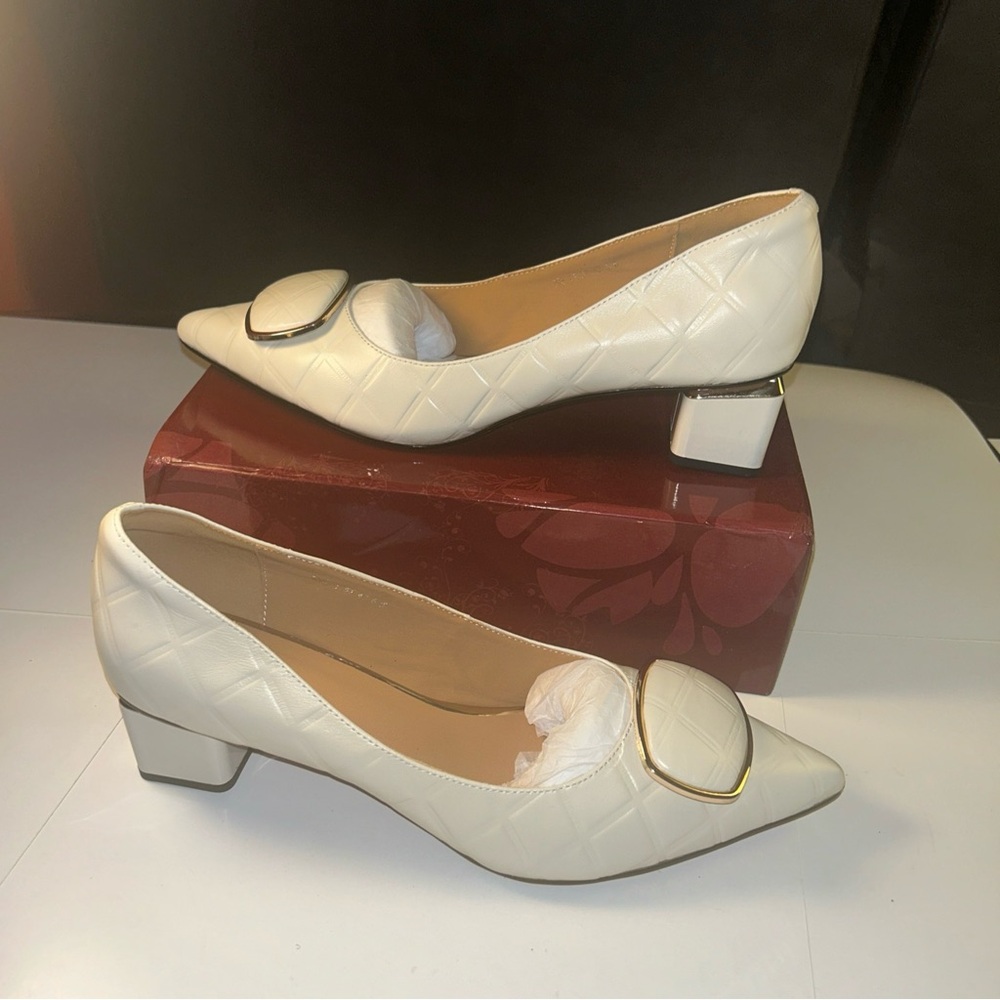 Elegant Cream Heels with Gold Accent